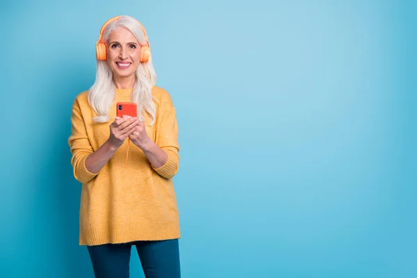 Portrait of her she nice attractive lovely cheerful cheery grey-haired woman meloman listening hit pop single soul jazz free time isolated on bright vivid shine vibrant blue color background — Stok fotoğraf