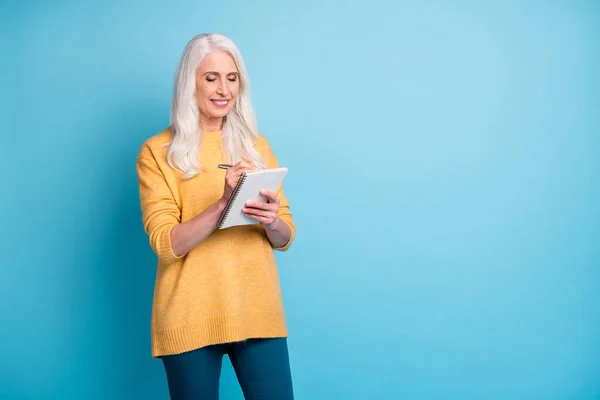 Ritratto di lei lei bella attraente bella intelligente intelligente allegra concentrata dai capelli grigi strategia di scrittura donna in copia libro isolato su brillante vivido brillare vibrante sfondo di colore blu — Foto Stock