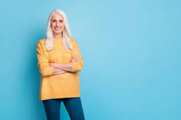 Portrait of her she nice-looking attractive lovely pretty cheerful cheery grey-haired woman wearing modern comfy clothes folded arms isolated on bright vivid shine vibrant blue color background — ストック写真