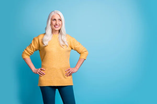 Portrait of her she nice-looking attractive lovely pretty cheerful cheery content grey-haired woman wearing casual clothing isolated over bright vivid shine vibrant blue color background — Stok fotoğraf