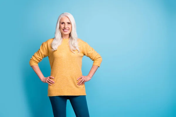 Portrait of her she nice attractive lovely pretty charming fashionable cheerful cheery content grey-haired woman wearing casual isolated over bright vivid shine vibrant blue color background — Stok fotoğraf