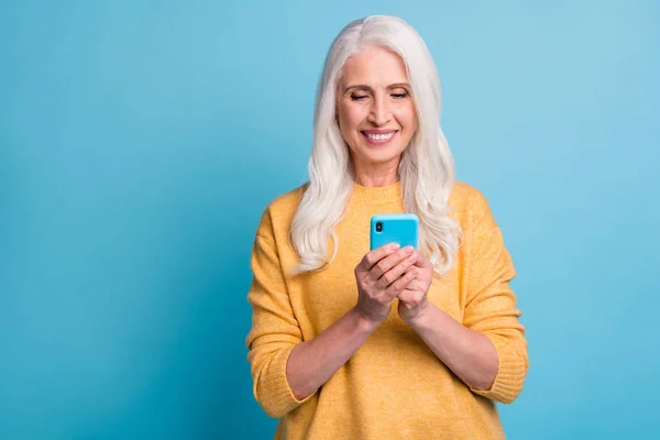 Close-up portrait of her she nice attractive lovely charming pretty winsome cheerful cheery grey-haired woman using device 5g app isolated over bright vivid shine vibrant blue color background — Stok fotoğraf