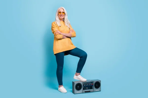 Full length body size view of her she nice attractive lovely content cheerful cheery grey-haired woman putting leg on boombox folded arms isolated over bright vivid shine vibrant blue color background — Stock fotografie