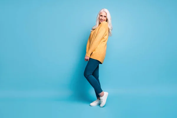 Full length body size view of her she nice attractive lovely modest shy cheerful cheery grey-haired woman posing wearing cozy clothes isolated over bright vivid shine vibrant blue color background — Stok fotoğraf
