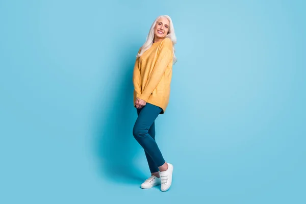 Full length body size view of her she nice-looking attractive lovely charming cheerful cheery grey-haired woman posing wearing casual isolated over bright vivid shine vibrant blue color background — Stok fotoğraf