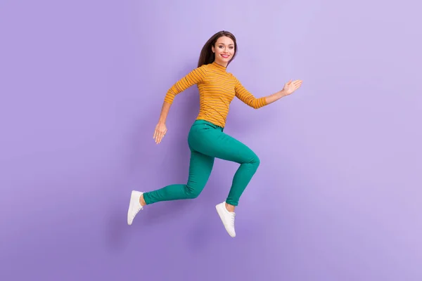 Longitud completa tamaño del cuerpo vista de ella ella agradable atractivo alegre alegre alegre alegre confiado fuerte energética chica corriendo rápido vida activa alma aislada en violeta lila pastel color fondo —  Fotos de Stock