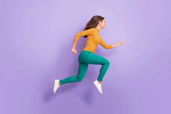 Full length body size view of her she nice attractive lovely charming cheerful cheery glad purposeful energetic girl running fast isolated over violet purple lilac pastel color background — Stock fotografie