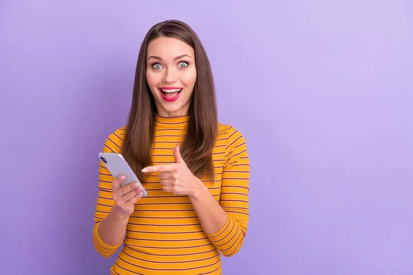 Close-up portrait of her she nice attractive cute lovely charming cheerful cheery glad ecstatic crazy girl showing cell new cool shop service isolated over violet purple lilac pastel color background — 스톡 사진