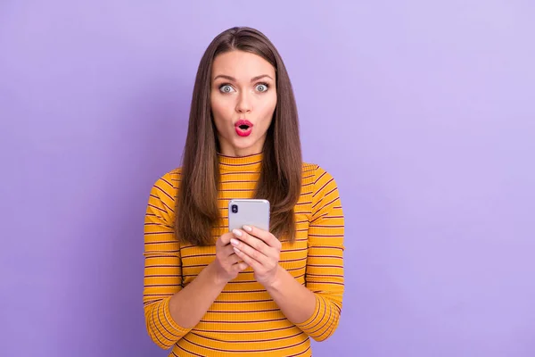 Close-up portrait of her she nice attractive pretty cute lovely charming cheerful amazed girl using cell wi-fi reading fake news isolated over violet purple lilac blue pastel color background — Stockfoto