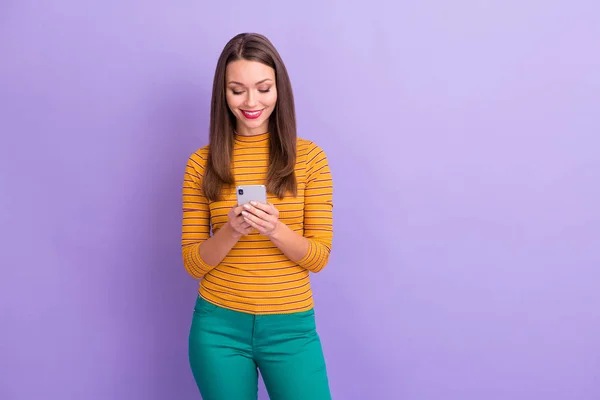 Portrait of her she nice attractive pretty cute lovely charming cheerful cheery girl using cell wi-fi connection browsing isolated over violet purple lilac blue pastel color background — Stockfoto