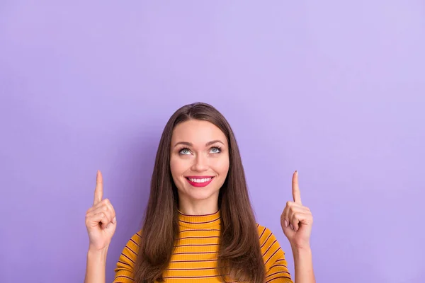 Close-up ritratto di lei lei bella attraente carino allegro allegro ragazza felice che indica due indici fino spazio copia annuncio isolato su viola viola lilla colore pastello sfondo — Foto Stock