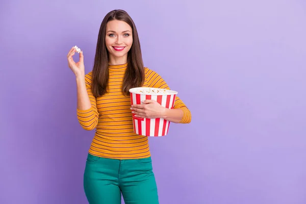 Portrait of her she nice attractive pretty charming cheerful cheery girl enjoying eating pop corn spending evening isolated over violet purple lilac pastel color background — Stockfoto