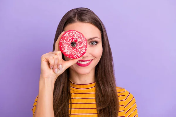 Close-up portrait of her she nice attractive lovely cheerful cheery funny girl holding in hand doughnut like monocle view watch isolated over violet purple lilac pastel color background — 스톡 사진