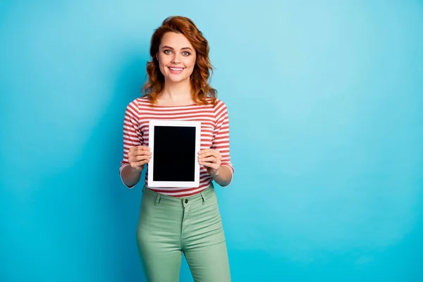 Retrato de mulher alegre positiva promotor segurar tablet exibir tecnologia moderna novidade anunciar promo desgaste bom look jumper isolado sobre fundo de cor azul — Fotografia de Stock