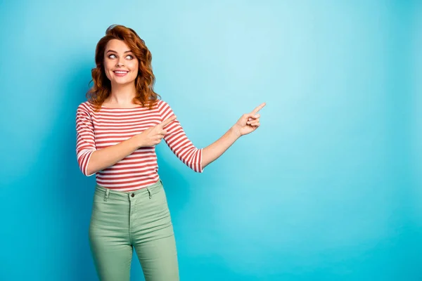 Портрет позитивной веселой женщины промоутер указательный палец копирайта представляет рекламу промо выглядеть носить повседневный стиль пуловер изолированы на синем фоне цвета — стоковое фото
