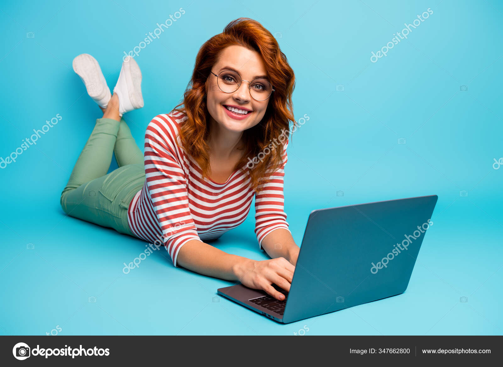 Linda Dama Alegre Usando Laptop Para Conversar Com Uma Foto De