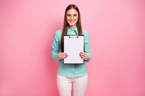 Ritratto di fiducioso intelligente professionista marketing ragazza mostra appunti con carta bianca vuota per firma usura buon look vestito turchese isolato su sfondo color pastello — Foto Stock