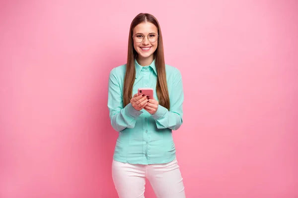 Retrato de menina alegre positiva usar telefone inteligente desfrutar de comentário rede social notícias desgaste roupa formal turquesa roupa isolada sobre fundo cor pastel — Fotografia de Stock