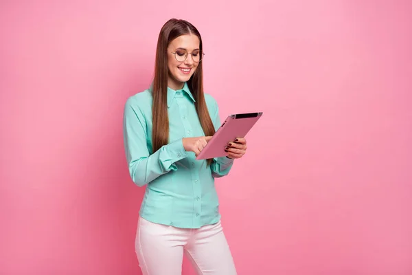 Portrait of positive cheerful girl ceo worker use tablet have online communication with her partners clients wear good look mint shirt outfit isolated over pastel color background — Stockfoto