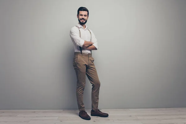 Plein corps tourné photo de joyeux charismatique avocat homme croix mains prêtes à choisir le travail choix start-up porter des vêtements bruns modernes isolés sur fond de couleur grise — Photo