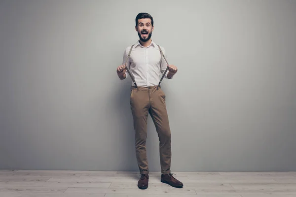 Full size photo funky crazy lawyer broker man collar rest relax want make office break pause pull his suspenders enjoy rejoice wear good look outfit footwear isolated gray color background — Stockfoto