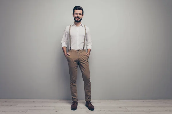 Foto de longitud completa de sueño soñador imponente chico comerciante mirada buena mano bolsillo desgaste ropa moderna calzado aislado sobre fondo de color gris — Foto de Stock