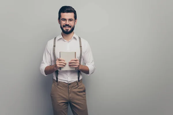 Positivo alegre comerciante representante cara mostrar seu chefe sua lista de afazeres dicas de trabalho ele escrever papel Copybook desgaste boa aparência roupas isoladas sobre fundo de cor cinza — Fotografia de Stock