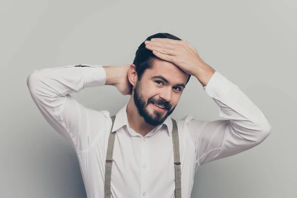 Positivo hombre de negocios representante mirada espejo preparar trabajo elegante reunión disfrutar del procedimiento de cuidado del cabello toque manos peinado desgaste impresionante traje aislado sobre fondo de color gris — Foto de Stock