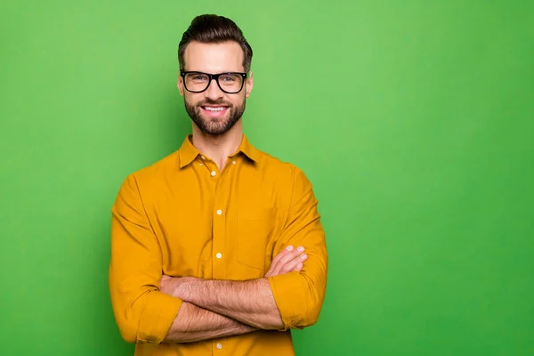 Retrato de cerca de su agradable atractivo alegre barbudo alegre en casual formal camisa oficina empleado brazos cruzados aislados en brillante brillo vivo vibrante fondo de color verde — Foto de Stock