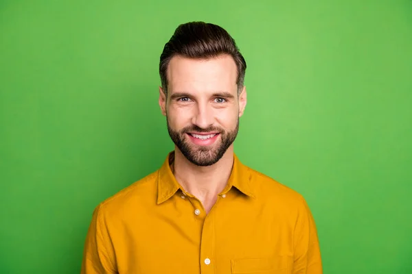 Close-up retrato de seu belo atraente alegre alegre barbudo de cabelos castanhos cara vestindo camisa formal casual isolado em brilhante brilho vívido cor verde vibrante fundo — Fotografia de Stock