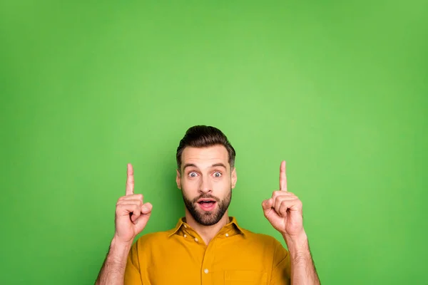 Gros plan portrait de son il agréable attrayant funky étonné gai gai gars en chemise formelle pointant vers le haut l'attention comme annonce isolée sur brillant vif fond de couleur verte vibrante — Photo