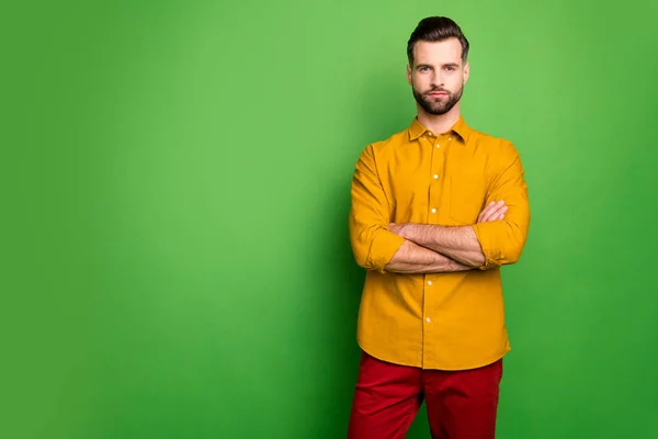 Photo of amazing young business man bossy crossed arms not satisfied colleagues late work strict chief wear yellow shirt red pants isolated green color background — ストック写真