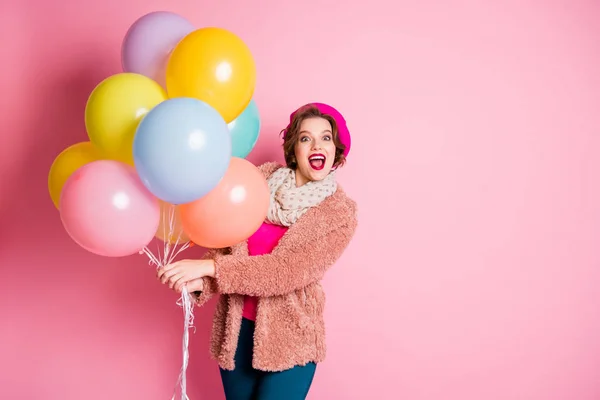Foto de bastante funky lady celebrar muchos globos de aire estado de ánimo excitado inesperado lindo cumpleaños sorpresa desgaste casual elegante abrigo de piel bufanda boina gorra ropa aislado color rosa fondo — Foto de Stock