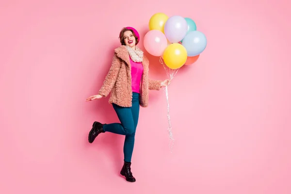 Foto de cuerpo completo de linda señora bonita celebrar muchos globos de aire coloridos cumpleaños sorpresa usar abrigo de piel moderna bufanda boina gorra pantalones zapatos ropa aislado color rosa fondo — Foto de Stock