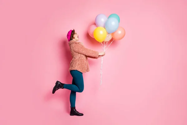 Foto de perfil de cuerpo completo de señora linda celebrar muchos globos de aire coloridos cumpleaños sorpresa usar abrigo de piel elegante bufanda boina gorra pantalones zapatos ropa aislado color rosa fondo —  Fotos de Stock