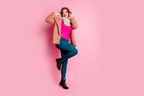 Teljes méretű fotó szép francia lány érintősapka sapka sapka élvezze téli ruházat jumper pontozott kendő csizma elszigetelt rózsaszín háttér — Stock Fotó