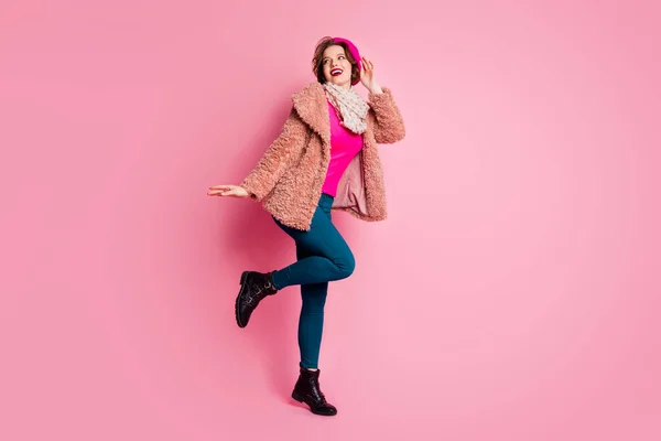 Πλήρες μέγεθος φωτογραφία του χαρούμενου χαριτωμένο γλυκό κορίτσι αγγίξει γαλλικό μπερέ της απολαύσετε διακοπές ταξίδι Σαββατοκύριακα φορούν παστέλ ρούχα πουλόβερ παντελόνι απομονώνονται σε ροζ χρώμα φόντο — Φωτογραφία Αρχείου
