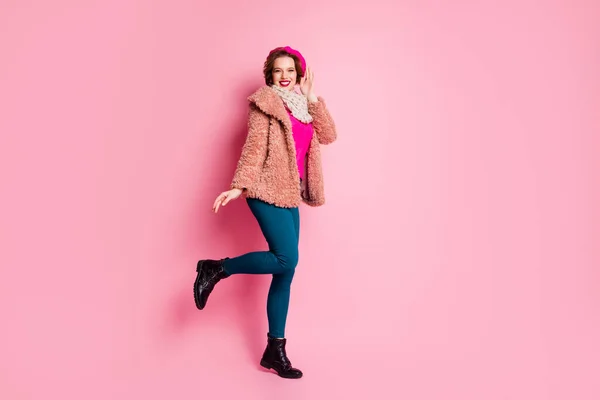 Teljes méretű fotó szép bájos lány érintse meg a francia sapka élvezze a szabad idő utazás pihenés viselet pasztell kabát jumper kendő elszigetelt felett rózsaszín háttér — Stock Fotó