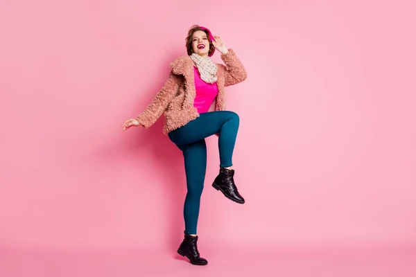 Teljes méretű fotó szép lány élvezze a téli szabadidős utazás úgy érzi, játékos érintés francia sapka viselet pasztell külső kabát pontozott kendő jumper nadrág elszigetelt rózsaszín háttér — Stock Fotó