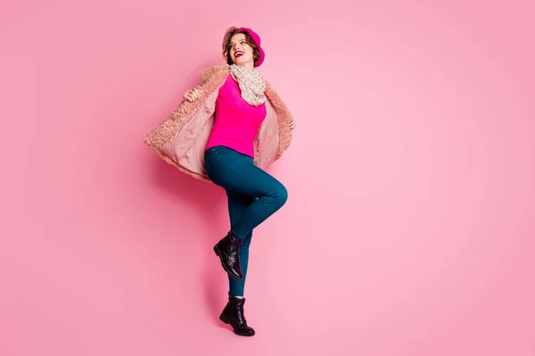 Teljes hosszúságú fotó édes csinos francia lány érintse meg a pasztell külső kabát élvezze a téli hétvégén másolni tér kopás kék pontozott kendő jumper elszigetelt felett rózsaszín színű háttér — Stock Fotó