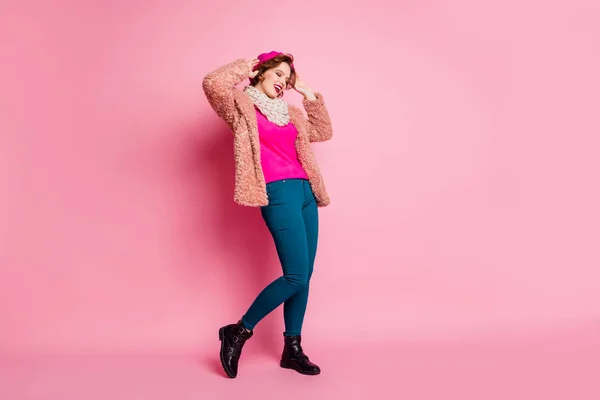 밝고 명랑 한 소녀의 전체 사진 휴식 휴식 휴식을 즐기는 밝은 색상 베레모 무료 휴일 옷을 입고 핑크 색 배경 위에 격리 점퍼 블루 바지 샤워 코트 — 스톡 사진