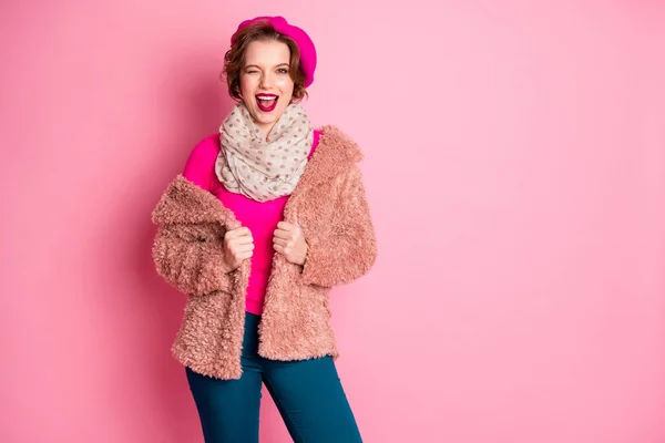 Porträt von charmanten mädchenhaft süße hübsche Mädchen genießen Spaß am Wochenende blinzeln tragen Pastellpullover Schal blaue Hose isoliert über rosa Hintergrund — Stockfoto