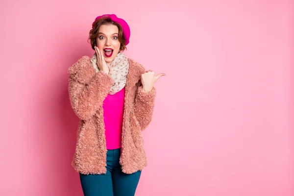 Retrato de sorprendido loco francés chica punto dedo índice copia espacio indicar anuncios promo sugerir seleccionar desgaste punteado chal jersey pantalones azules pantalones ropa de abrigo aislado de color rosa fondo —  Fotos de Stock