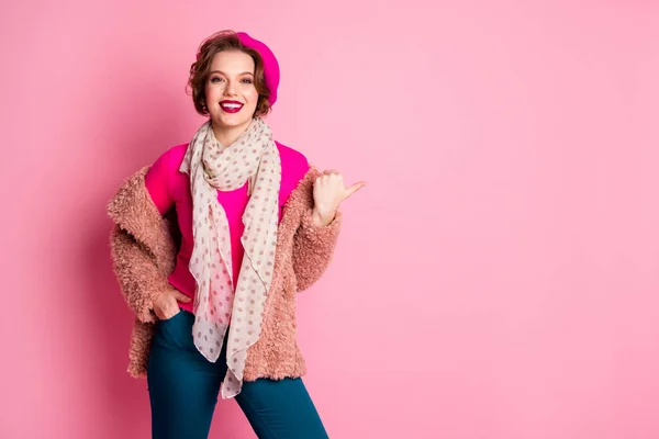 Retrato de adorável bonito menina ponto polegar espaço de cópia indicar a decisão de escolha anunciar desgaste promoção olhar xale pontilhado calça azul francês calças isoladas sobre cor rosa fundo — Fotografia de Stock