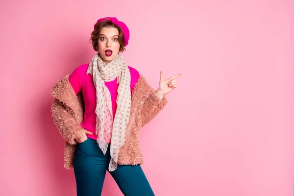 Πορτρέτο έκπληκτος κορίτσι σημείο διαφήμιση προώθηση δάχτυλο κραυγή wow συστήσει επιλογή συμβουλές απόφαση φορούν γαλλικό μπλε παντελόνι outterwear πουλόβερ διάστικτη σάλι απομονωμένο ροζ χρώμα φόντο — Φωτογραφία Αρχείου