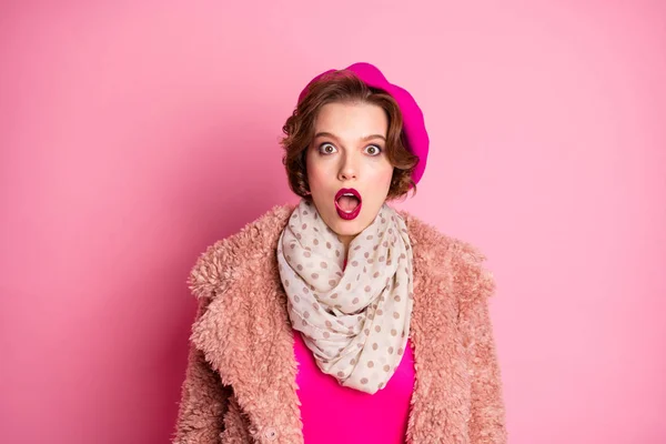 Portrét užaslé bláznivé dívky divit se novinka pohled stupor křik nošení šál jasný jumper rtěnky izolované přes růžové barvy pozadí — Stock fotografie
