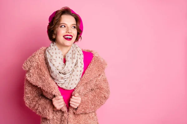 Πορτρέτο της γοητευτικής όμορφη όμορφη κοπέλα αγγίξει γούνα παλτό της ματιά αντιγραφή χώρο απολαύσετε ελεύθερο χρόνο με τους φίλους ακούσει αστεία γέλιο φορούν shawl shine jumper απομονώνονται σε παστέλ χρώμα φόντο — Φωτογραφία Αρχείου
