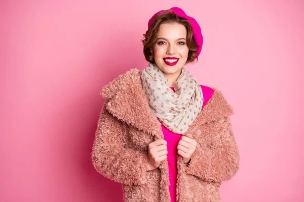 Πορτρέτο της υπέροχο γλυκό χαρούμενο κορίτσι απολαύσετε διασκέδαση χειμερινές διακοπές φαίνονται καλά φορούν παστέλ ρούχα φωτεινό πουλόβερ φούξια κραγιόν απομονώνονται σε ροζ φόντο χρώμα — Φωτογραφία Αρχείου