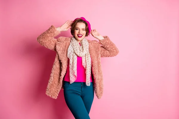 Πορτρέτο της girlish όμορφη κοπέλα απολαύσετε το χειμώνα Σαββατοκύριακα κλείσιμο του ματιού αγγίξτε κομψό καπέλο φορούν όμορφη στολή shawl λάμψη jumper απομονώνονται σε ροζ φόντο χρώμα — Φωτογραφία Αρχείου