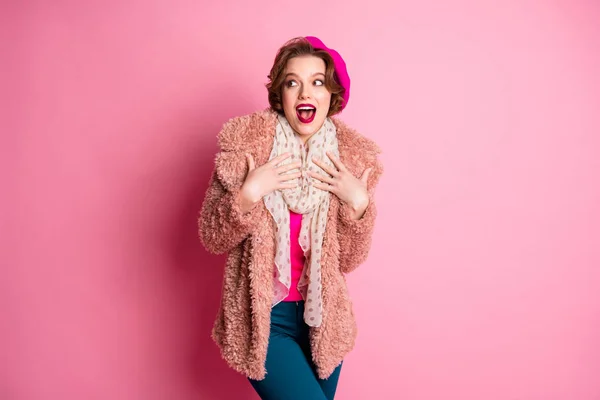 Πορτρέτο της τρελής Γαλλίδας σημείο η ίδια εντυπωσιάστηκε ματιά copyspace νίκη νικητής μαύρο πωλήσεις Παρασκευή λαχείο κραυγή απίστευτο απροσδόκητη φθορά διάσπαρτα σάλι απομονωμένο ροζ χρώμα φόντο — Φωτογραφία Αρχείου
